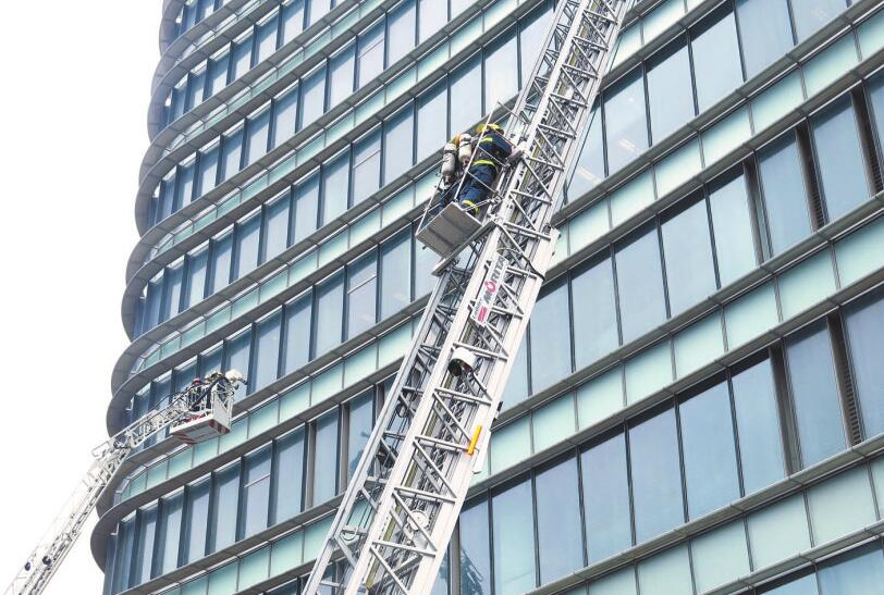 超高層建筑滅火救援實戰(zhàn)演練在上海舉行