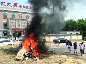 電動(dòng)車短路三秒冒煙 充電時(shí)間別超10小時(shí)